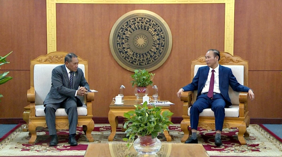 Deputy Minister Phung Duc Tien works with Minister of Foreign Affairs ...