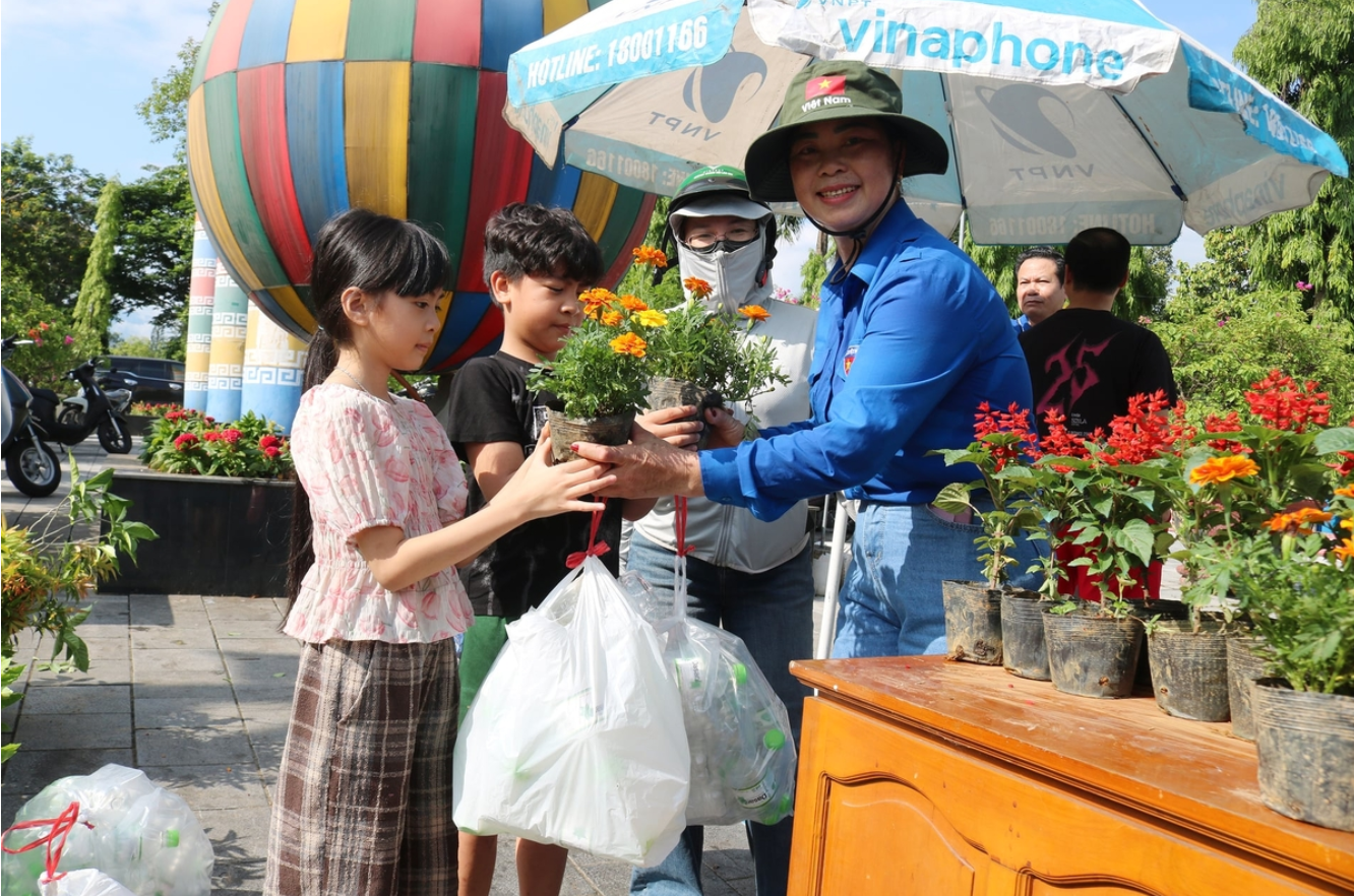 Environmental Exchange Exchange waste for green plants to protect the environment